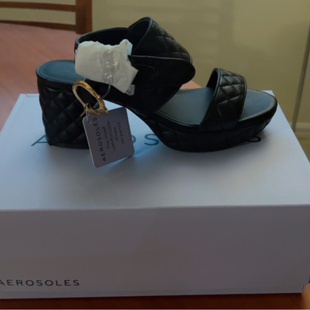 Aerosoles-Comfortable Women's Platform Sandal in Black Leather